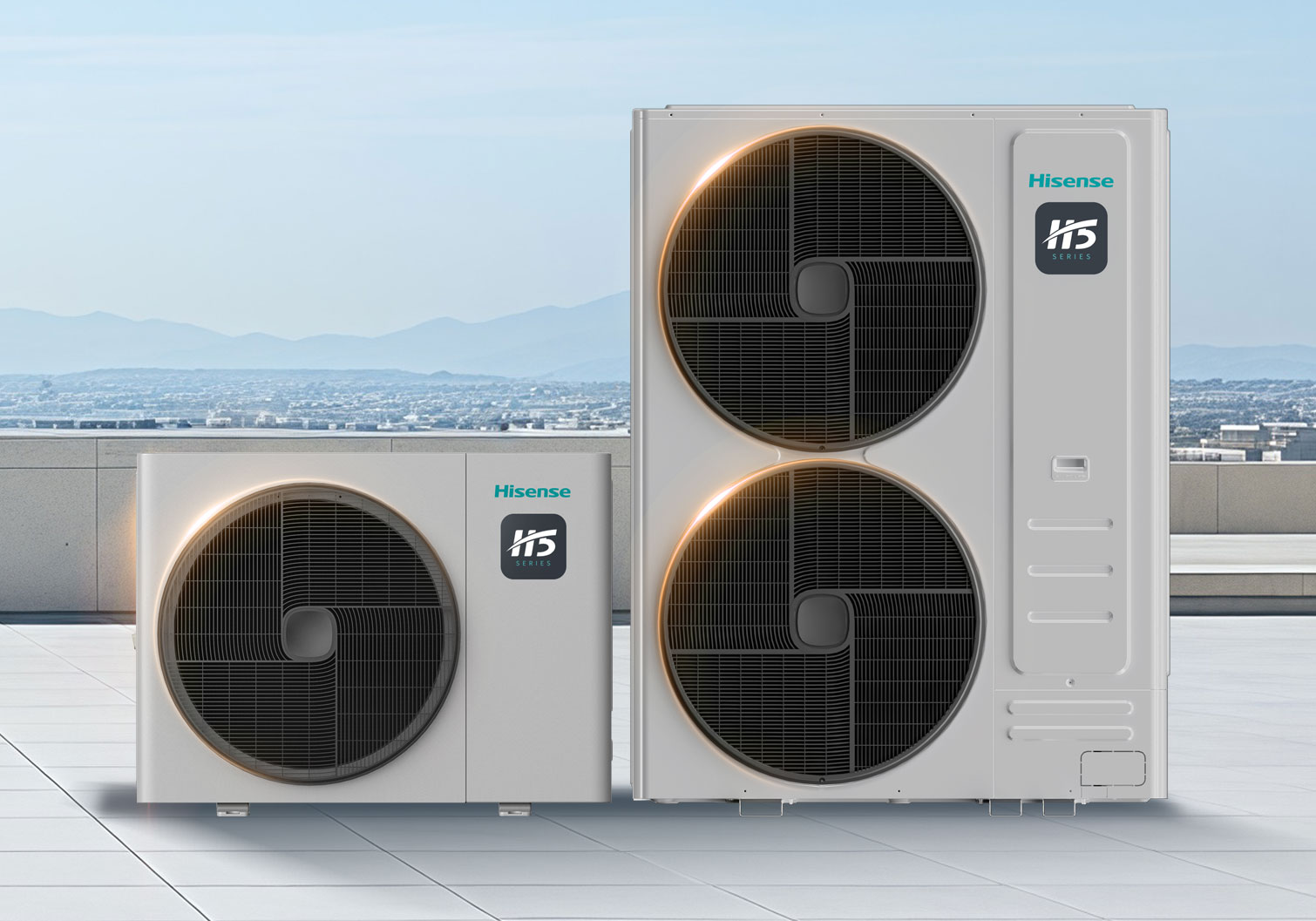 Hisense VRF H5 Serie Zwei Hisense H5 Series Außengeräte für Klimaanlagen auf einer Dachterrasse – ein kleineres Gerät mit einem großen Ventilator und ein größeres Modell mit zwei großen Lüftern, beide in hellem Gehäuse vor Stadt- und Bergkulisse.